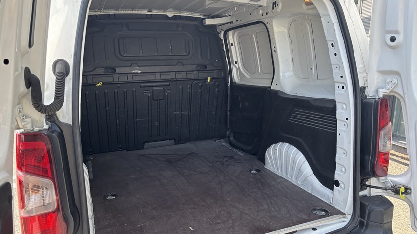 RABLJENO VOZILO OPEL COMBO VAN ENJOY L1H1 D1,5DT MT5 Mehanički mjenjač DIESEL 224754
