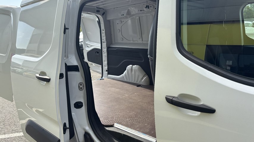 RABLJENO VOZILO OPEL COMBO VAN ENJOY L2H1 D 1,5 DT MT6 Mehanički mjenjač DIESEL 224820