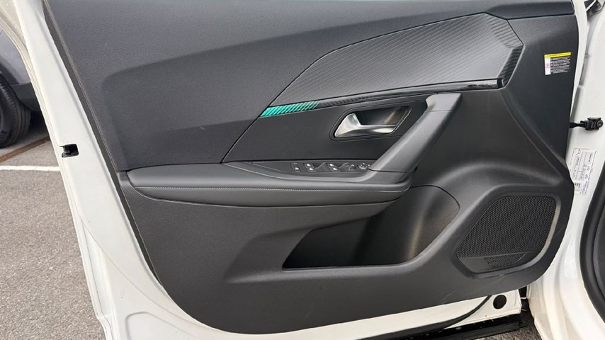 RABLJENO VOZILO PEUGEOT 2008 1,2 PURETECH ALLURE Mehanički mjenjač BENZIN 100252