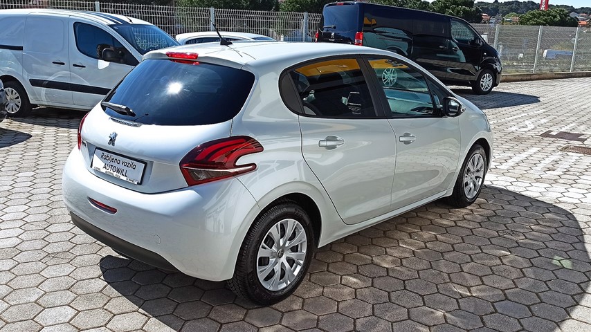 RABLJENO VOZILO PEUGEOT 208 1,6 BLUE HDI DIESEL