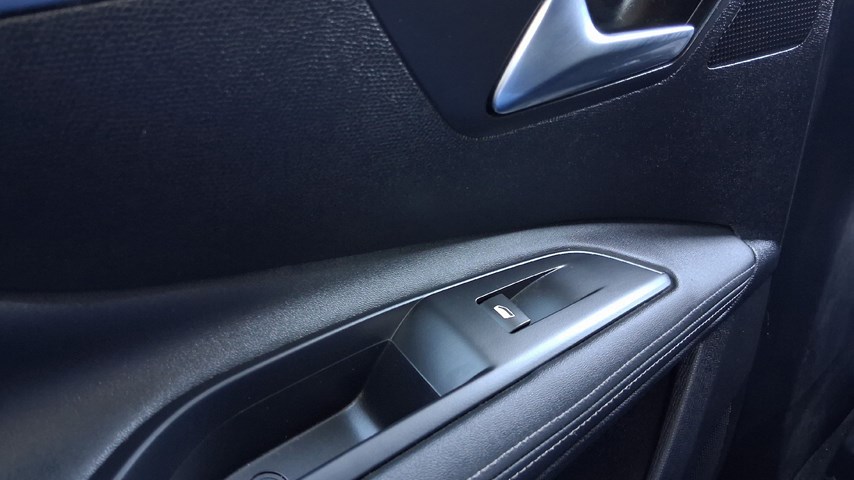 RABLJENO VOZILO PEUGEOT 3008 1,2 PURETECH ALLURE Mehanički mjenjač BENZIN 65760