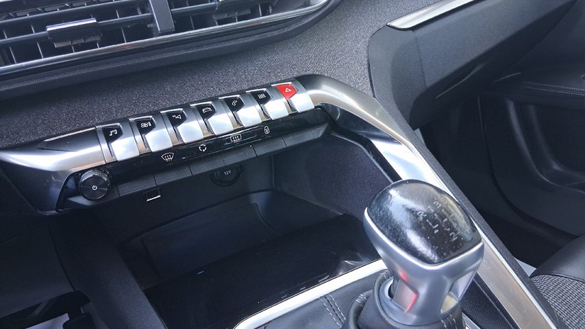 RABLJENO VOZILO PEUGEOT 3008 1,2 PURETECH ALLURE Mehanički mjenjač BENZIN 65760