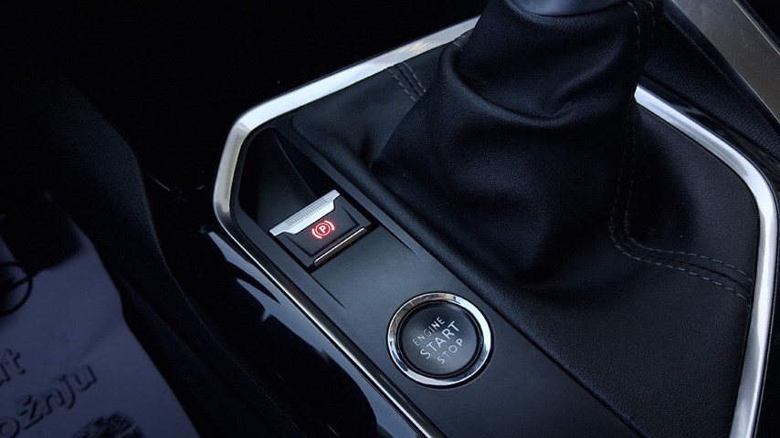 RABLJENO VOZILO PEUGEOT 3008 1,2 PURETECH ALLURE Mehanički mjenjač BENZIN 65760