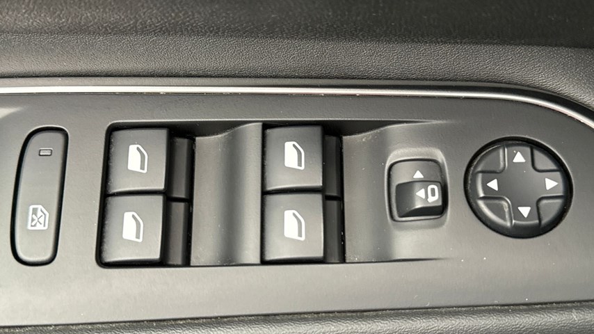 RABLJENO VOZILO PEUGEOT 3008 ALLURE 1,5 HDI Mehanički mjenjač DIESEL 100228