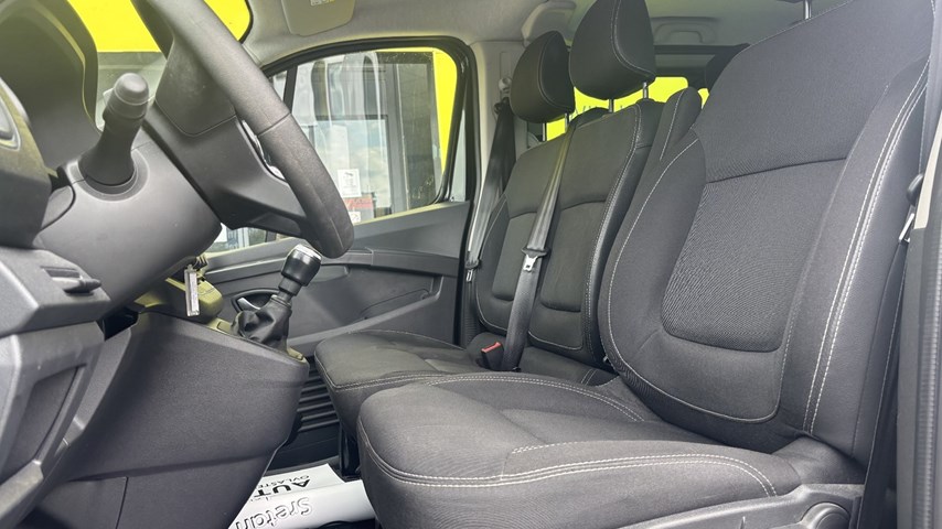 RABLJENO VOZILO RENAULT TRAFIC 2,0 DCI GRAND INTENS Mehanički mjenjač DIESEL 224611