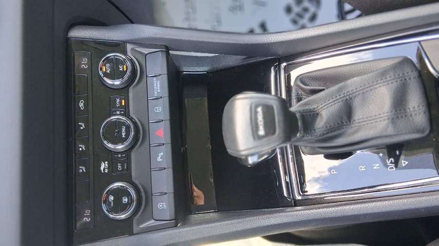 RABLJENO VOZILO ŠKODA KAROQ 2,0 TDI AT Automatski mjenjač DIESEL 100238