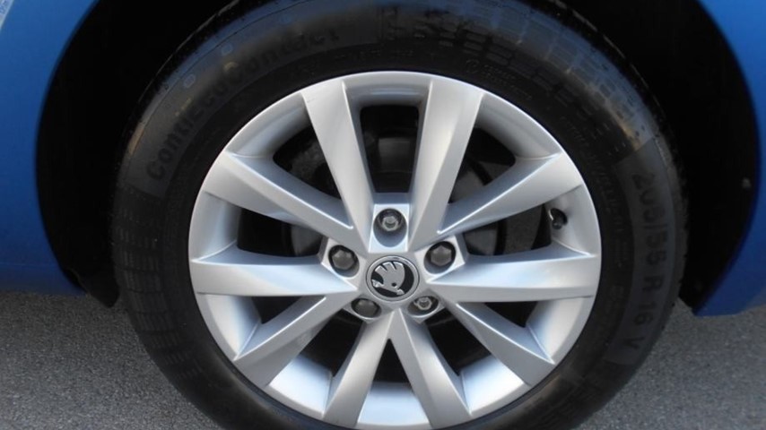 RABLJENO VOZILO ŠKODA OCTAVIA COMBI 1.6 TDI AMBITION DSG Automatski mjenjač DIESEL 81105