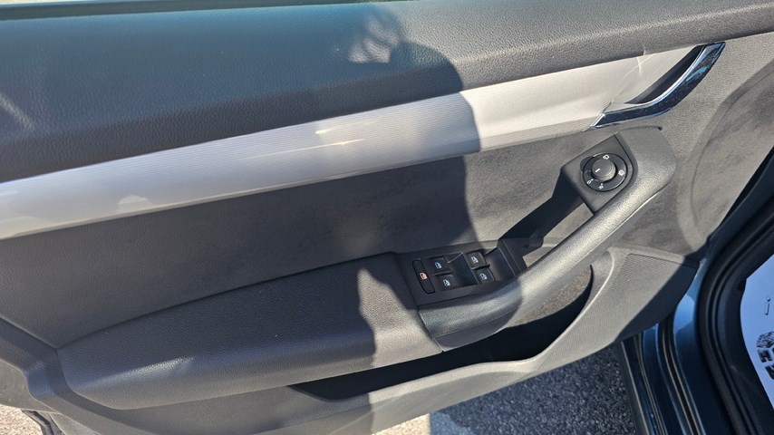RABLJENO VOZILO ŠKODA OCTAVIA COMBI 2,0 TDI Automatski mjenjač DIESEL 224410